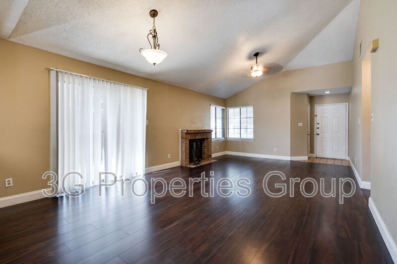 613 Hunters Glen St property image