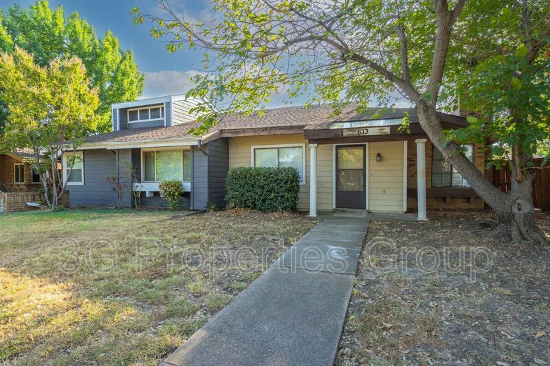 613 Hunters Glen St property image