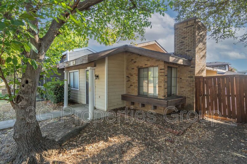 613 Hunters Glen St property image