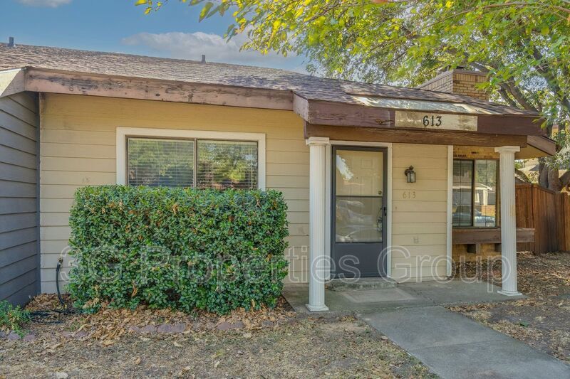 613 Hunters Glen St property image
