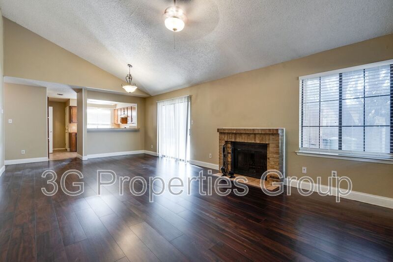613 Hunters Glen St property image