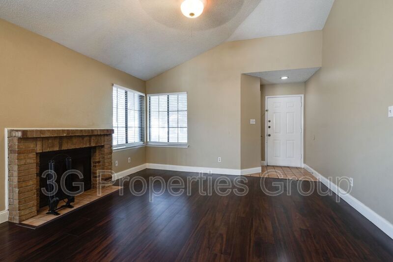 613 Hunters Glen St property image
