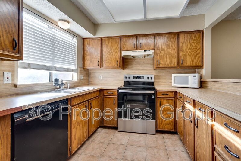 613 Hunters Glen St property image