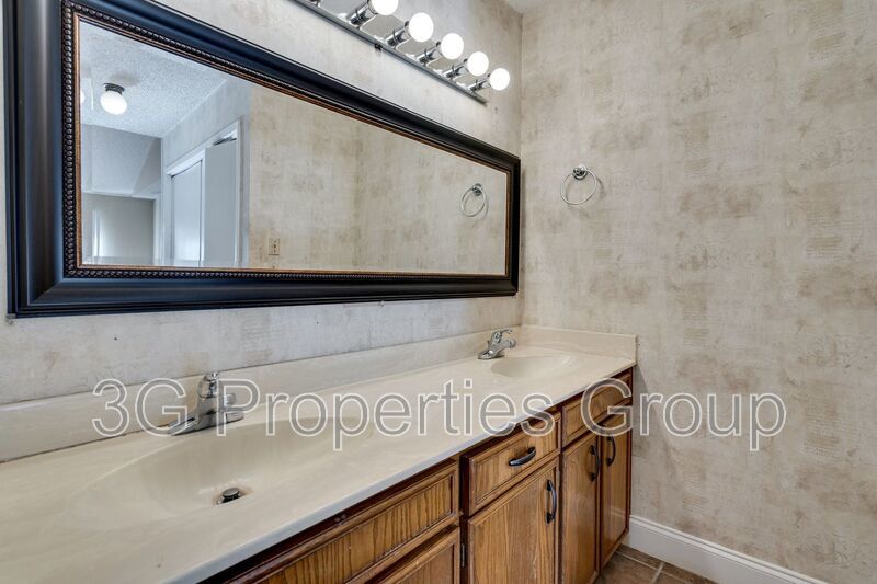 613 Hunters Glen St property image