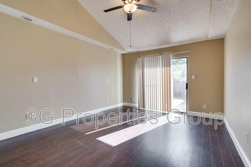 613 Hunters Glen St property image