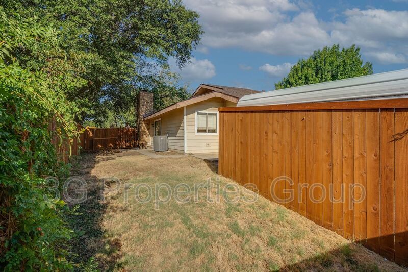 613 Hunters Glen St property image