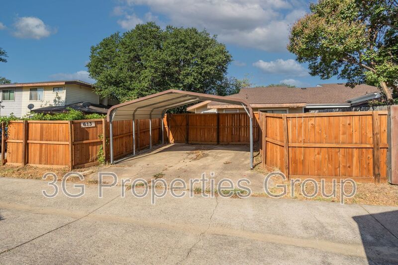 613 Hunters Glen St property image