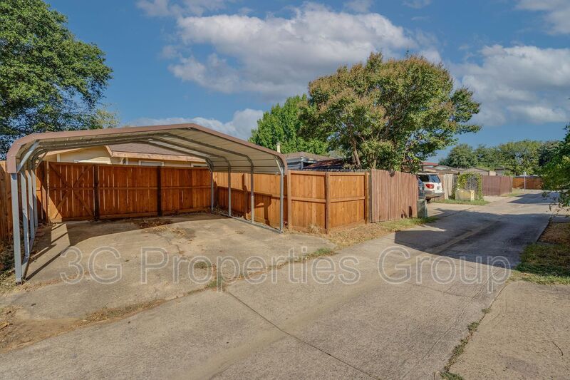 613 Hunters Glen St property image